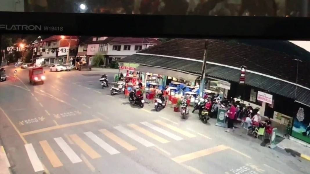 Davetsiz misafir! Lüks otomobil kahvehaneye daldı. Facianın eşiğinden dönüldü - Resim: 23